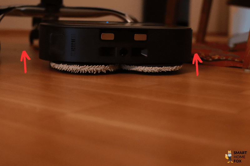 Die Wischpads des ECOVACS DEEBOT X2 OMNI werden beim Befahren des Teppichs angehoben.